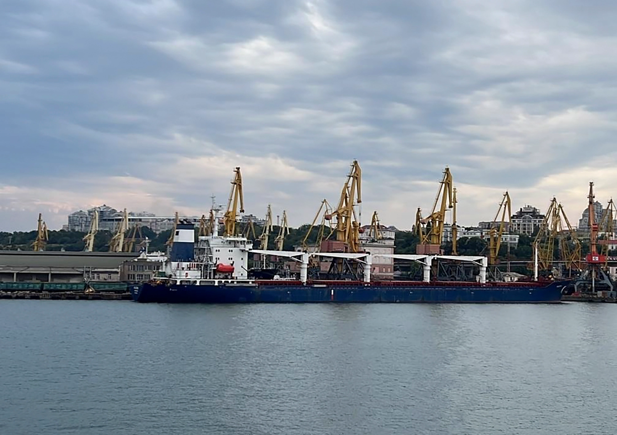 M/V Razoni, el primer barco comercial que sale de Ucrania desde el comienzo de la guerra con Rusia.