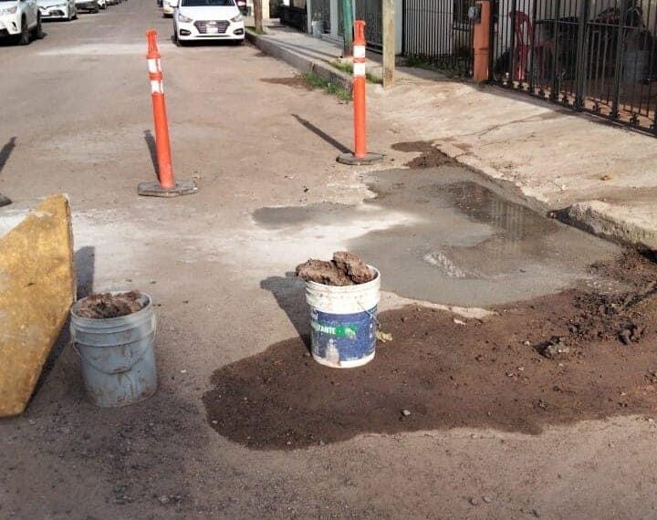 Vecinos de Brisas Del Valle se organizan para tapar baches 