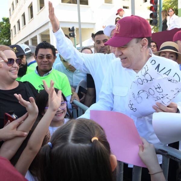 Preside gobernador Alfonso Durazo desfile por el Día del Trabajo