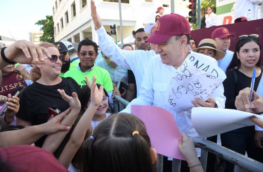 Preside gobernador Alfonso Durazo desfile por el Día del Trabajo