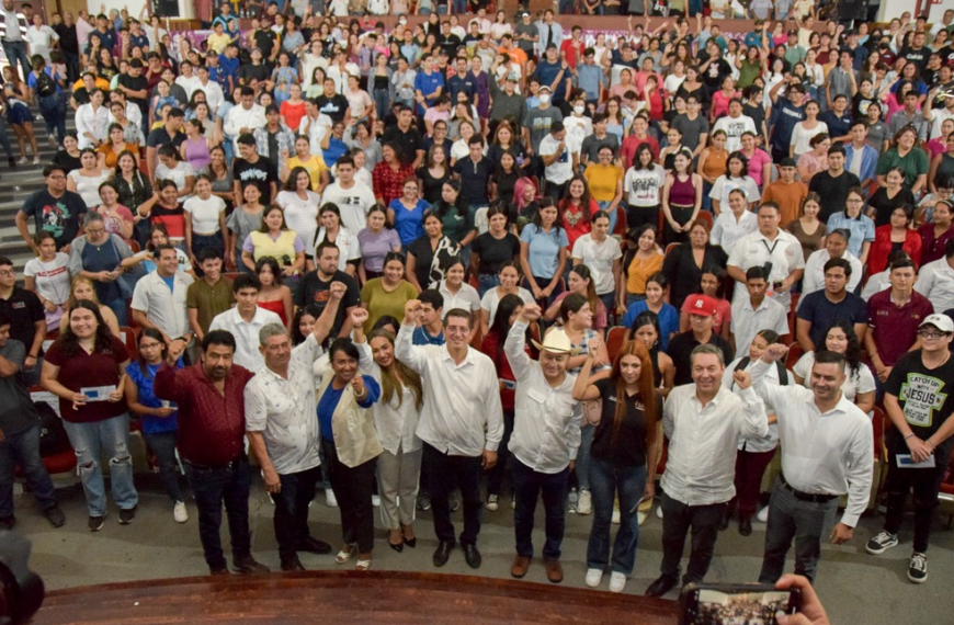 Gobernador Durazo Montaño Entrega Becas a Más de 4 Mil Estudiantes en Navojoa