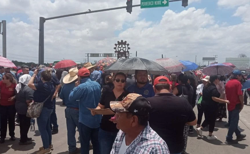 Sindicato del Ayuntamiento de Navojoa obstruye la carretera México 15 como protesta