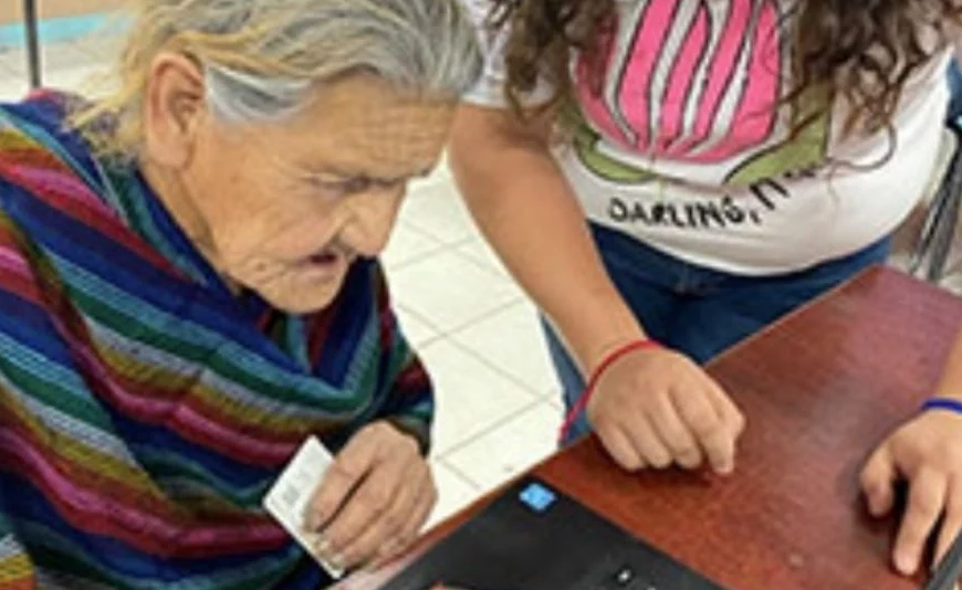 Estudiantes apoyan a adultos mayores en el uso de tecnología en Navojoa