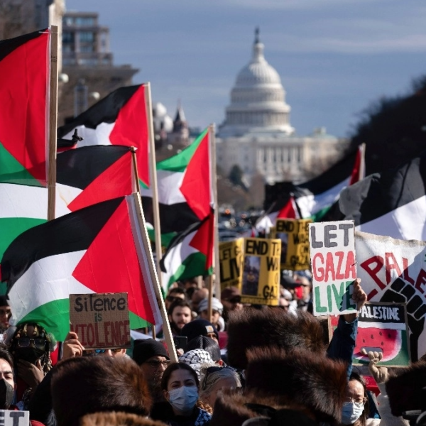 Miles de Personas Protestan en Washington Contra la Guerra en Gaza Durante Visita de Netanyahu