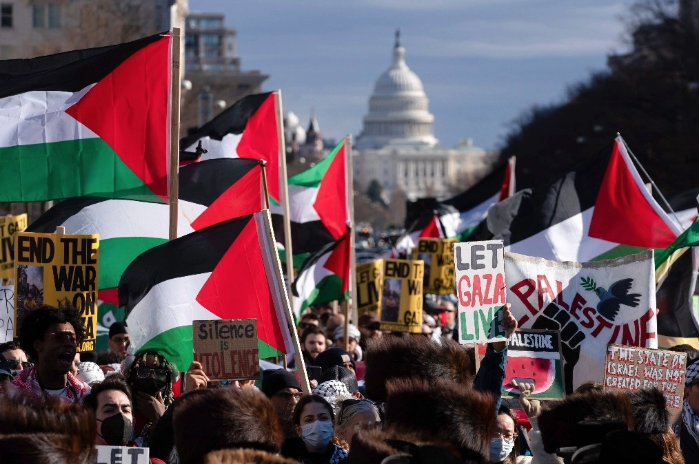 Miles de Personas Protestan en Washington Contra la Guerra en Gaza Durante Visita de Netanyahu