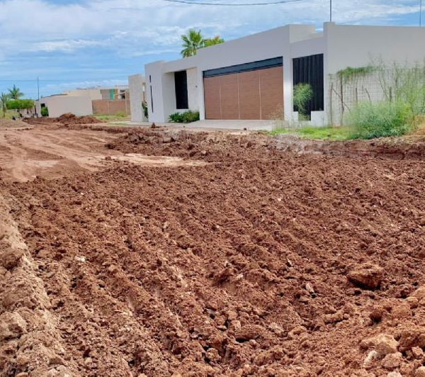 Alcalde de Huatabampo bajo fuego por pavimentar calle de su familia y funcionario