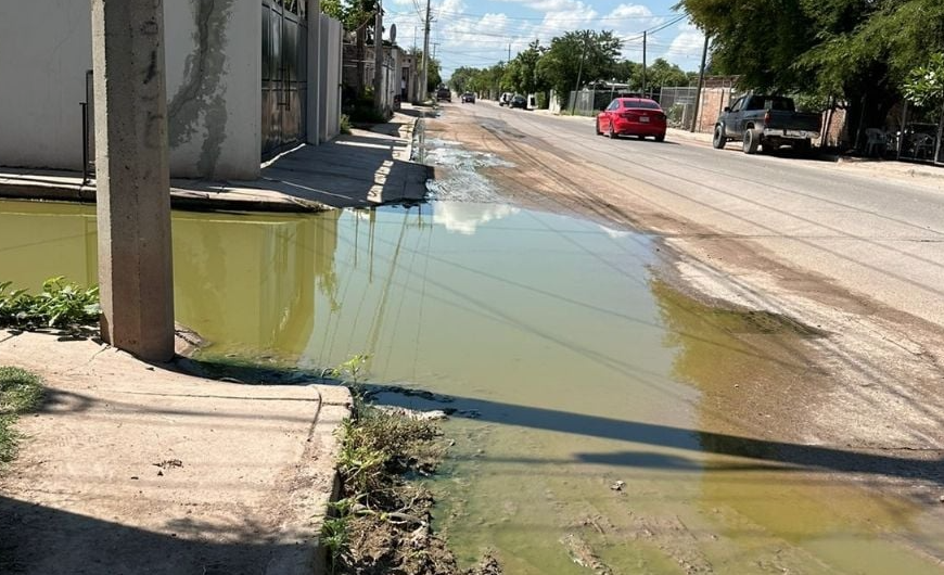 Vecinos de la colonia 16 de junio en Navojoa viven entre aguas negras