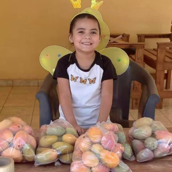 Chabelita’ logra comprar sus útiles escolares con la venta de mangos y regresa a clases con una gran sonrisa