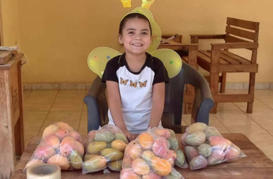 Chabelita’ logra comprar sus útiles escolares con la venta de mangos y regresa a clases con una gran sonrisa