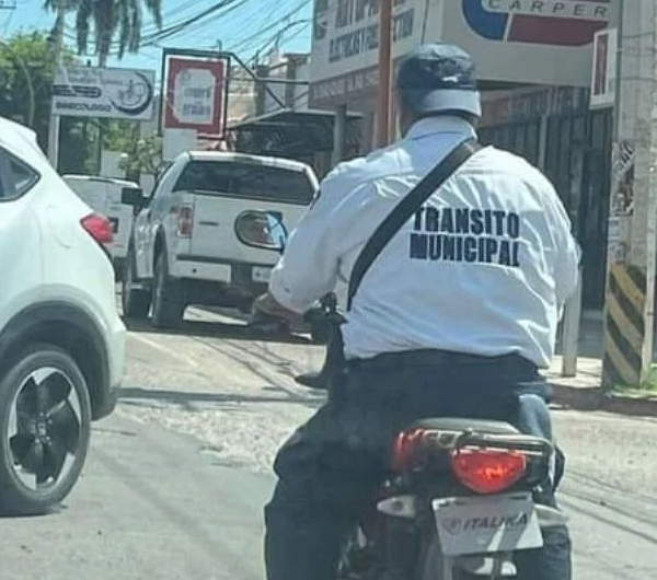 Oficial de Tránsito en Navojoa Sancionado por Conducir sin Casco tras Denuncia Ciudadana