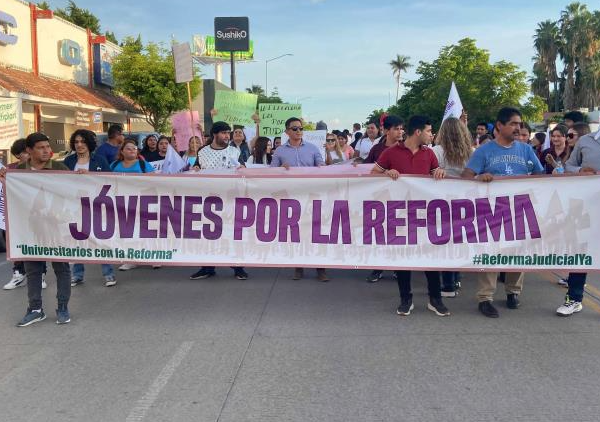 Jóvenes marchan a favor de la Reforma al Poder Judicial en Navojoa