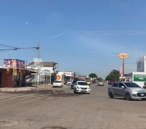 Baches, escombros y drenajes colapsados en colonias del sur de Ciudad Obregón desatan inconformidad vecinal