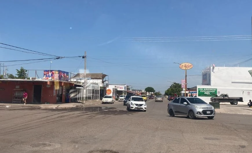 Baches, escombros y drenajes colapsados en colonias del sur de Ciudad Obregón desatan inconformidad vecinal