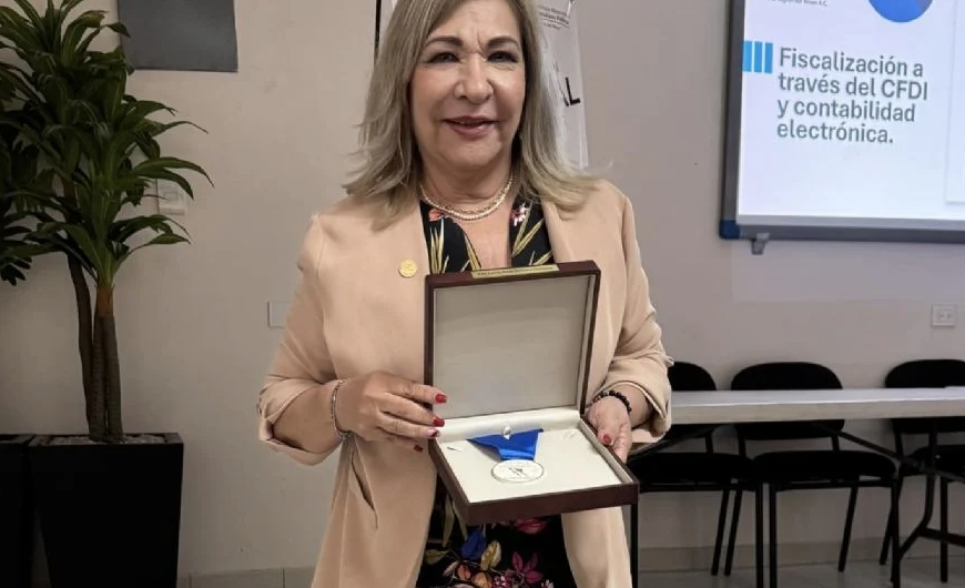 Leticia González recibe la medalla al mérito académico y profesional en Navojoa