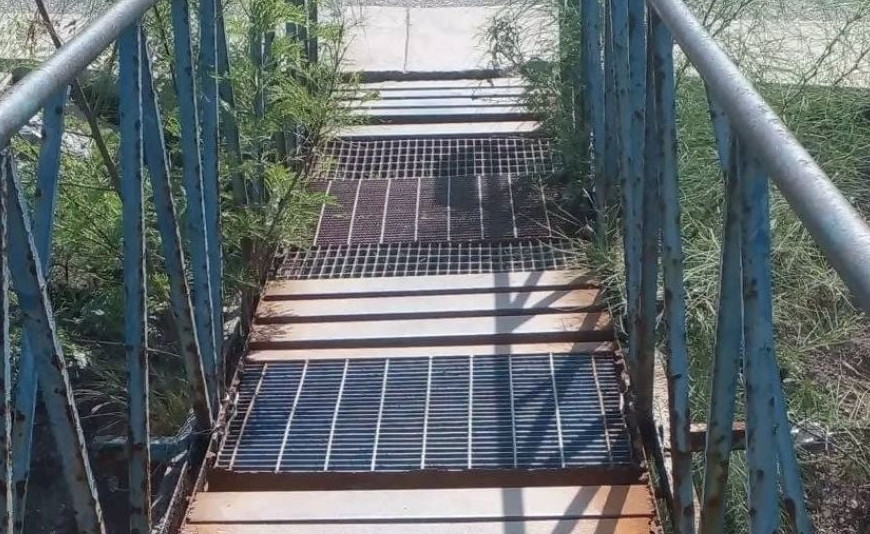 Vecinos de la colonia Beltrones en Huatabampo temen que el puente peatonal colapse