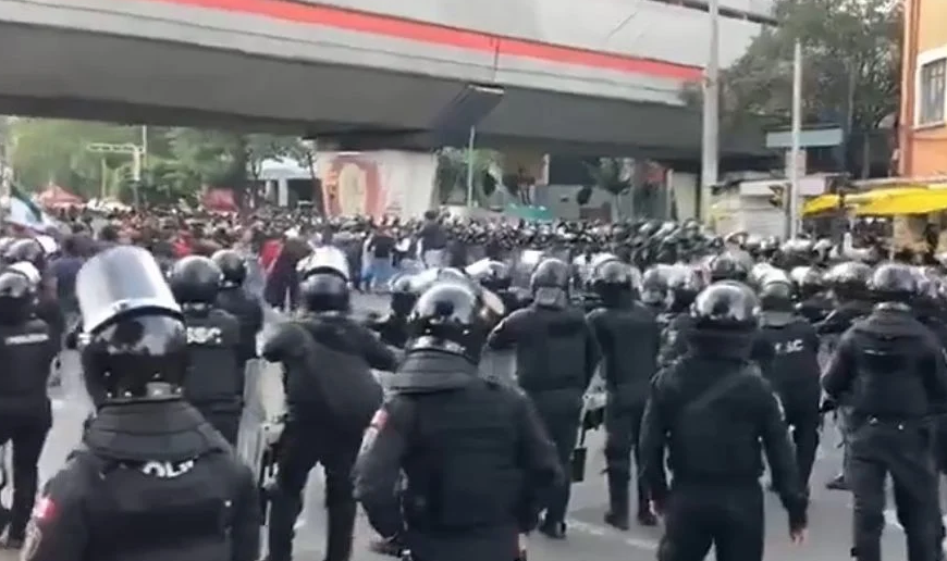 Toma de protesta de Claudia Sheinbaum: Se arma bronca entre manifestantes y policías