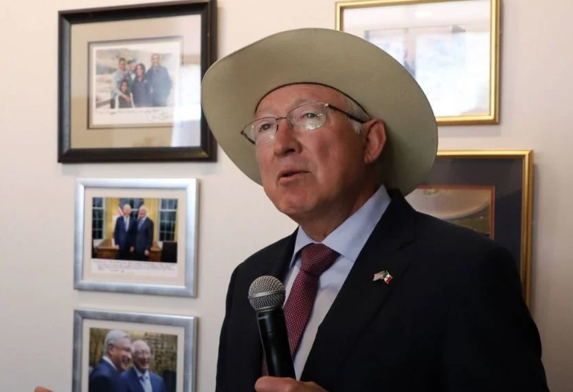 Reaparece Ken Salazar en Palacio Nacional; evita hablar sobre los “lineamientos” de comunicación de Sheinbaum