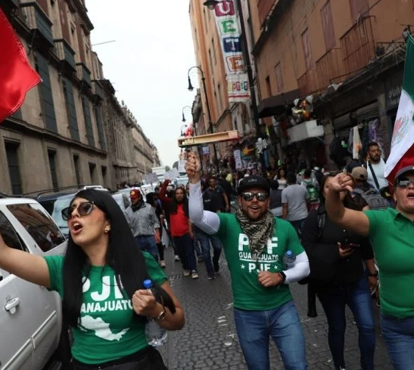 Manifestantes enojados, confusión y puertas bloqueadas reciben a inversionistas de EU en Palacio Nacional