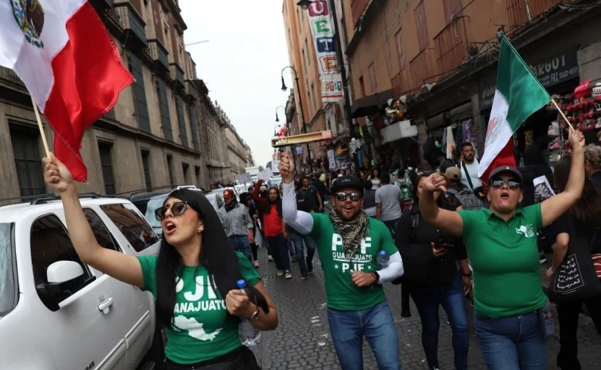 Manifestantes enojados, confusión y puertas bloqueadas reciben a inversionistas de EU en Palacio Nacional