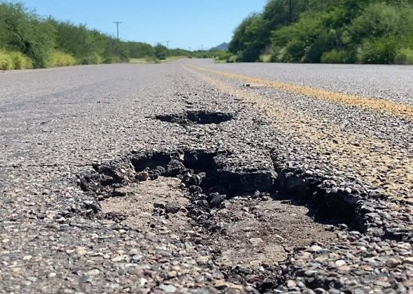 Denuncian baches en carretera Navojoa-Álamos; habitantes piden atención urgente