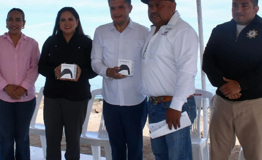 Buzos y pescadores de Huatabampo reciben brazaletes anti tiburones