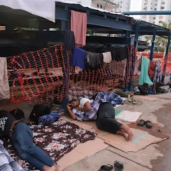 Migrantes trasladados a Acapulco quedan varados en medio de la violencia y la precariedad