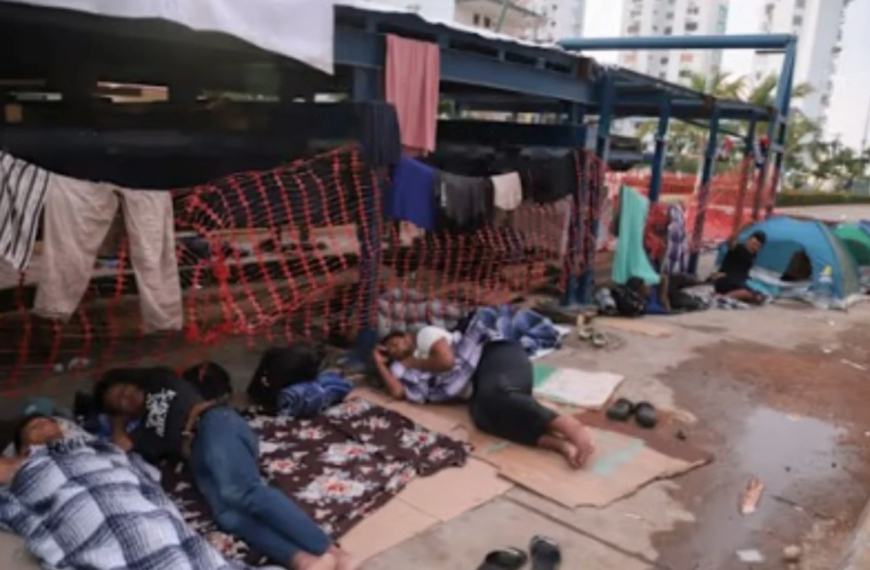 Migrantes trasladados a Acapulco quedan varados en medio de la violencia y la precariedad
