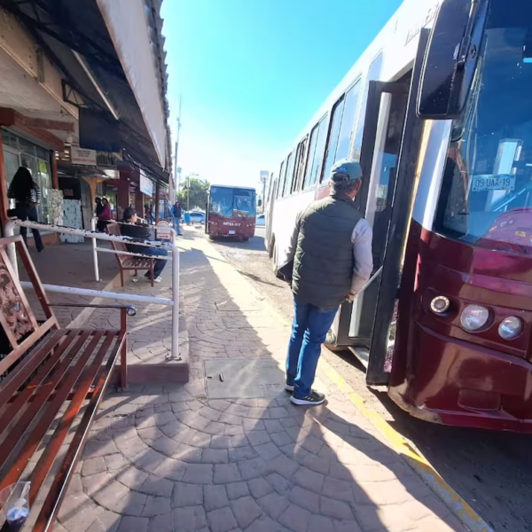 Usuarios de transporte en Navojoa reportan retrasos y unidades saturadas