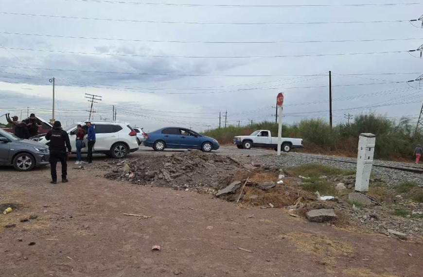 Conductor sobrevive a impactante choque con tren en Navojoa