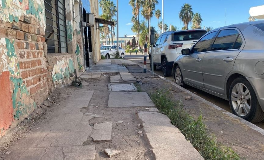 Mal estado de banquetas en Navojoa pone en riesgo a personas con discapacidad