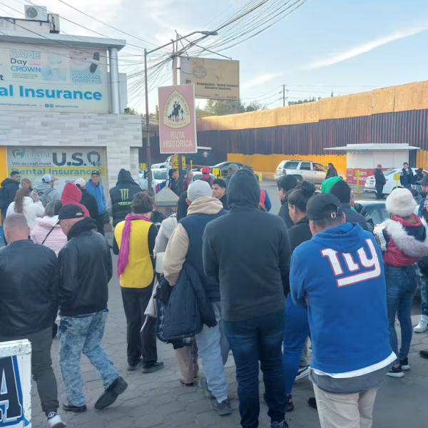 Migrantes varados en Nogales buscan alternativas laborales mientras esperan cruzar a EE.UU.