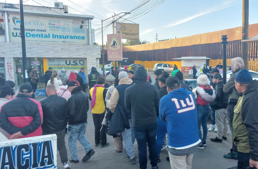 Migrantes varados en Nogales buscan alternativas laborales mientras esperan cruzar a EE.UU.