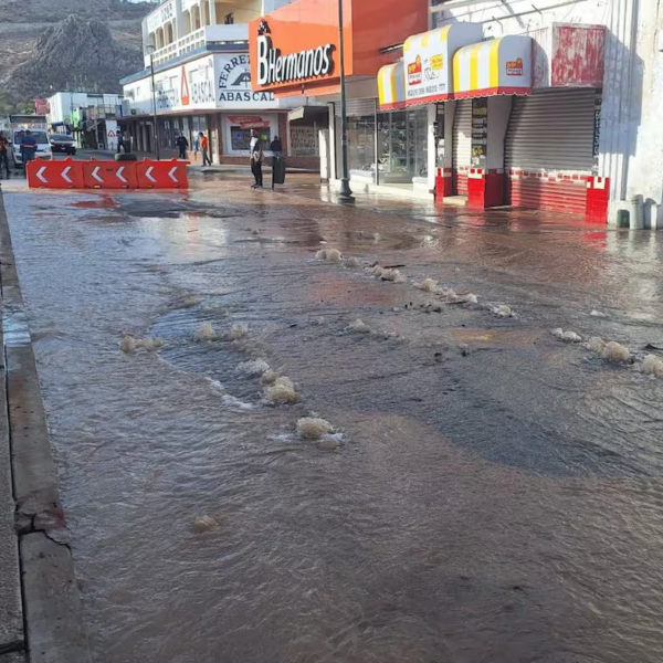 Fuga de agua en el centro de Hermosillo deja sin servicio a comercios por 8 horas