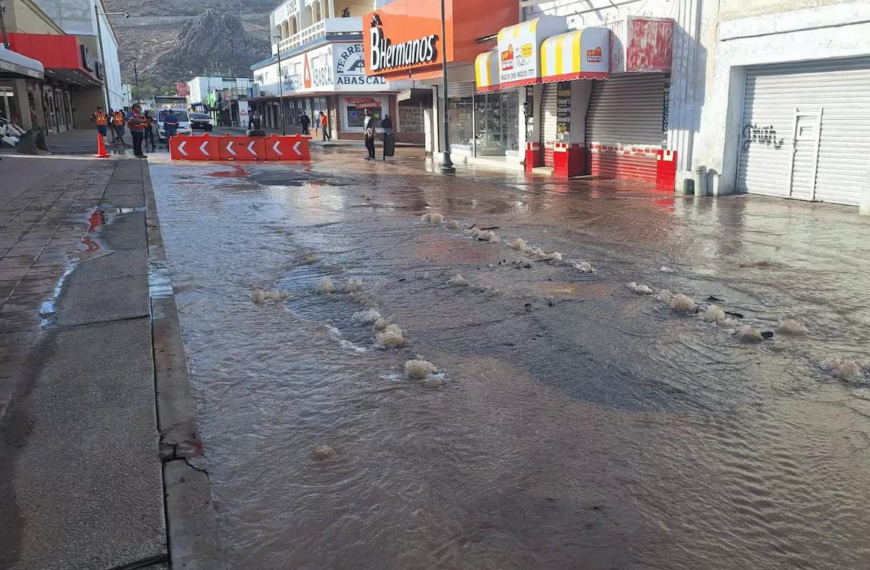 Fuga de agua en el centro de Hermosillo deja sin servicio a comercios por 8 horas