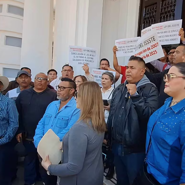Docentes federales exigen regreso de pensión solidaria frente a Palacio de Gobierno