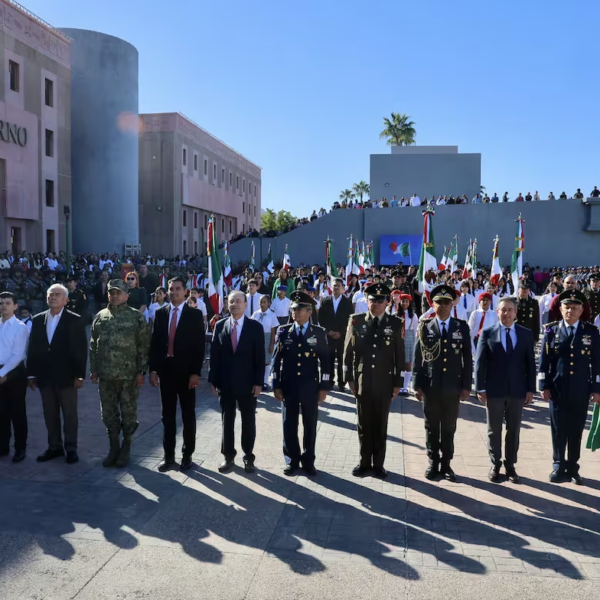 Gobernador de Sonora encabeza ceremonia del Día de la Bandera