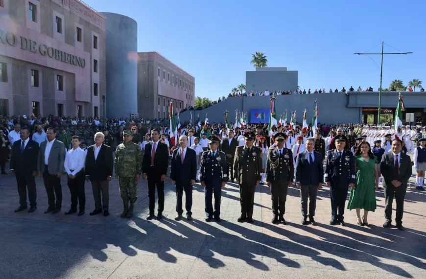 Gobernador de Sonora encabeza ceremonia del Día de la Bandera
