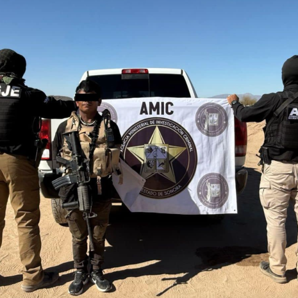 Capturan a sujeto con armas tras enfrentamiento en Caborca
