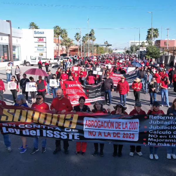 Maestros federalizados de Sonora marchan contra la reforma del ISSSTE