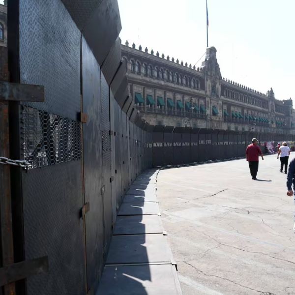 Sheinbaum defiende el uso de vallas metálicas alrededor del Palacio Nacional como medida de protección
