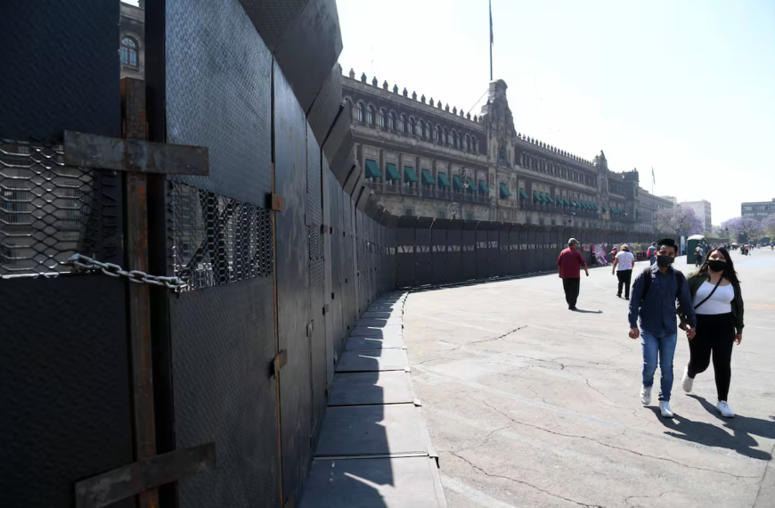 Sheinbaum defiende el uso de vallas metálicas alrededor del Palacio Nacional como medida de protección