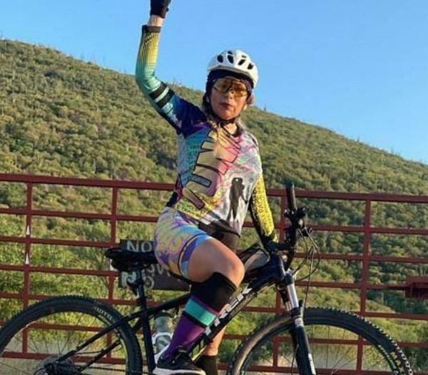 Ciclista navojoense es demandada por el conductor que la atropelló y casi le quita la vida