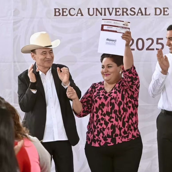 Gobernador entrega Beca Universal Rita Cetina a estudiantes de Hermosillo