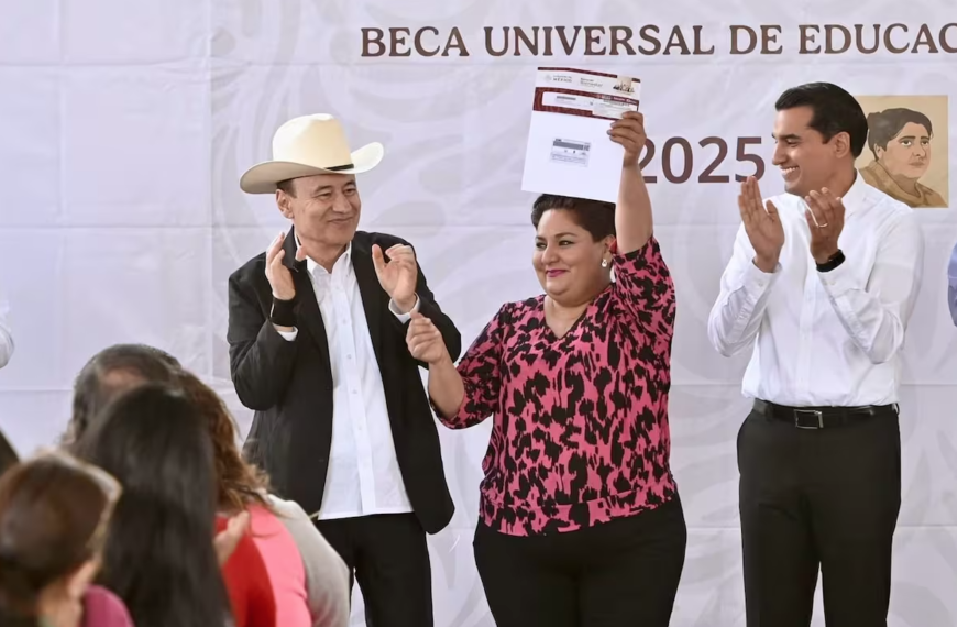 Gobernador entrega Beca Universal Rita Cetina a estudiantes de Hermosillo