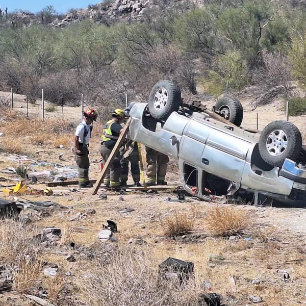 Tres heridos tras volcadura en la carretera Mina Pilares; joven es detenido