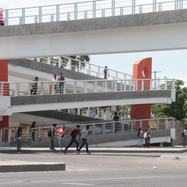 Colectivo cuestiona los puentes peatonales en Hermosillo: «No son una solución real para la movilidad»