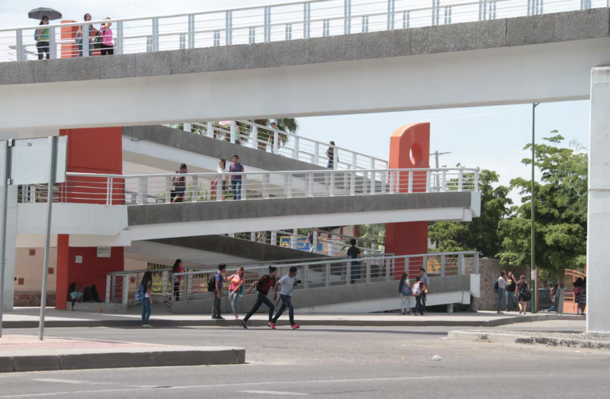 Colectivo cuestiona los puentes peatonales en Hermosillo: «No son una solución real para la movilidad»