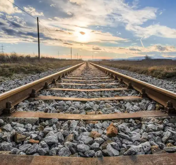 Hombre resulta lesionado tras intentar cruzar vías del tren en Navojoa