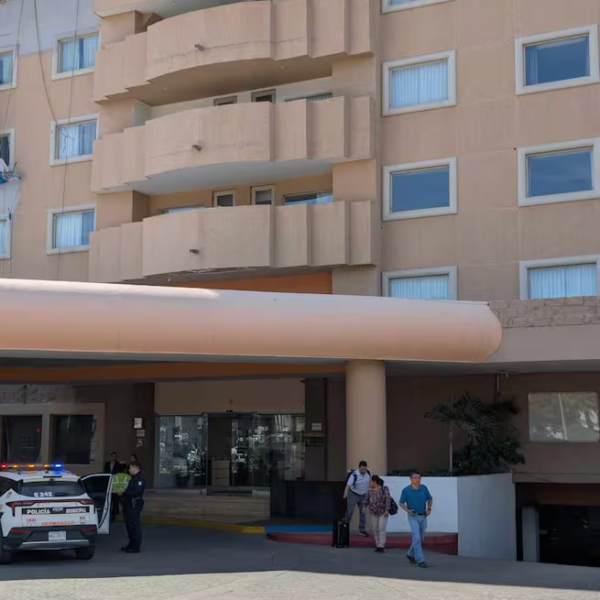 Dos jóvenes caen desde 12 metros en hotel Fiesta Inn mientras realizaban labores de pintura