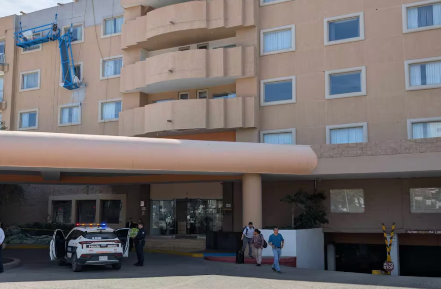 Dos jóvenes caen desde 12 metros en hotel Fiesta Inn mientras realizaban labores de pintura